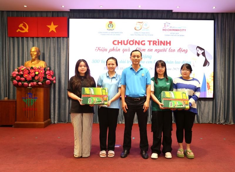 Through the Golden Heart Social Charity Fund - Lao Dong Newspaper, Nestle Vietnam Co., Ltd. donates products to workers and children of workers in difficult circumstances in Ho Chi Minh City. Photo: Duc Long
