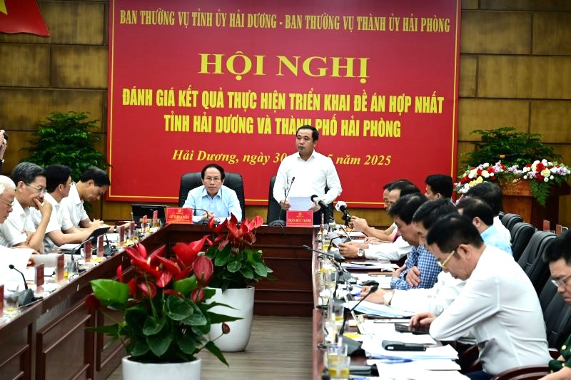 Conferencia sobre la evaluacion de los resultados de la implementacion del proyecto de consolidar a Hai Duong y Hai Phong City. Foto: Hai Duong Provincial E -Portal