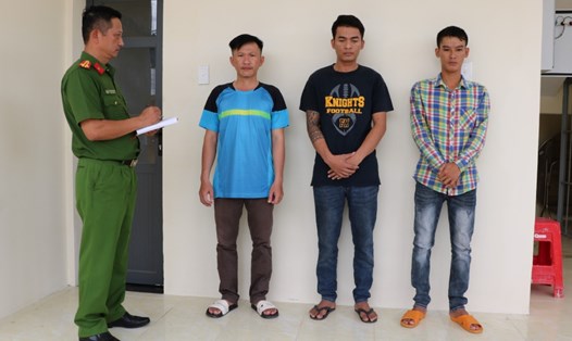 Nhóm đối tượng mua bán máy gặt lậu chuyển từ Campuchia về Việt Nam bị phát hiện bắt giữ. Ảnh: Tiến Dũng