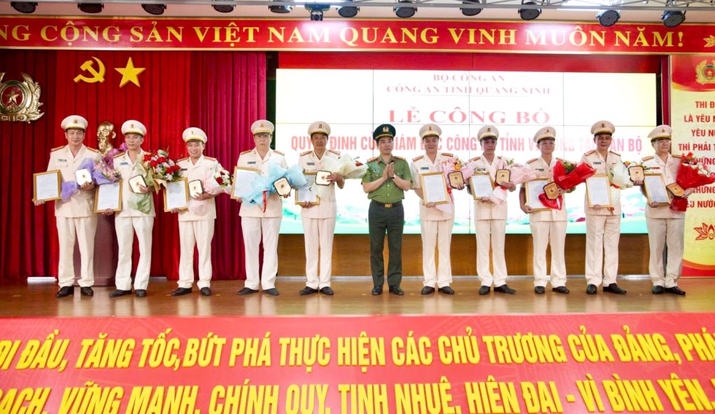 Colonel Tran Van Phuc - Party Committee Secretary, Director of Quang Ninh Provincial Police - presented retirement decisions to department-level leaders. Photo: Quang Ninh Provincial Police