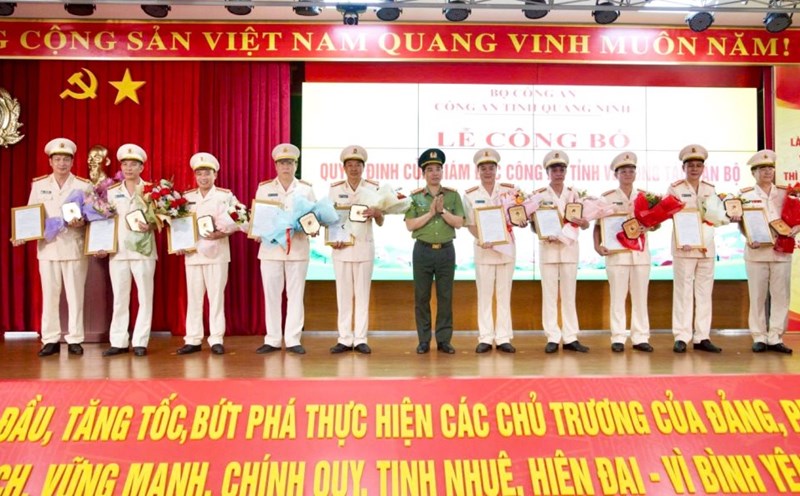 Colonel Tran Van Phuc - Party Committee Secretary, Director of Quang Ninh Provincial Police - presented retirement decisions to department-level leaders. Photo: Quang Ninh Provincial Police