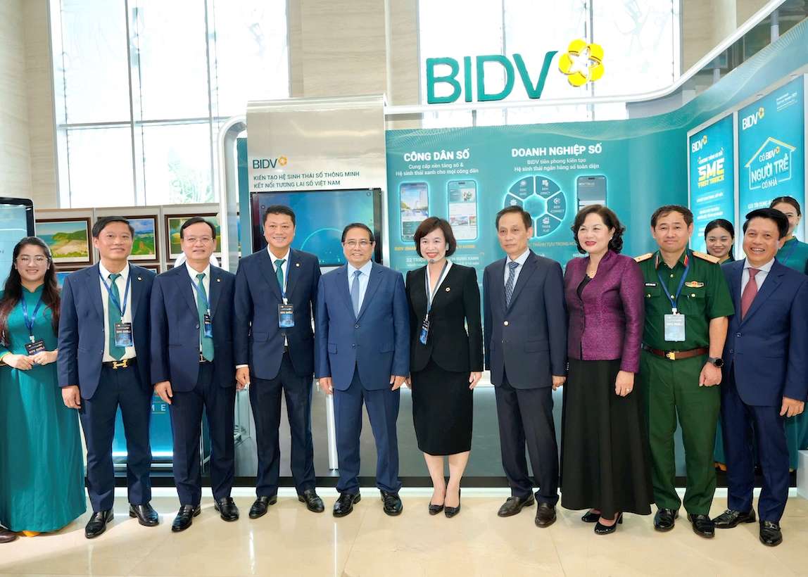 Thu tuong Chinh phu Pham Minh Chinh Chanh Van phong Trung uong Dang Le Hoai Trung Thong doc NHNN Nguyen Thi Hong va cac dai bieu den tham quan gian trien lam cua BIDV. Anh: BIDV