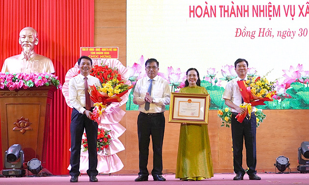 Permanent Vice Chairman of the Provincial People's Committee Doan Ngoc Lam presented the Prime Minister's Certificate of Recognition of the completion of the task of building new rural areas to Dong Hoi City. Photo: Thien Cam