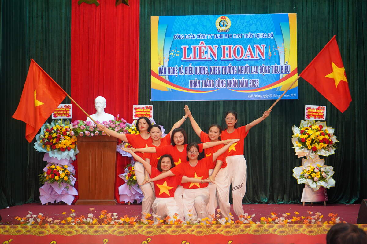 Tiết mục văn nghệ với chủ đề ca ngợi tình yêu quê hương, đất nước. Ảnh: Mai Dung