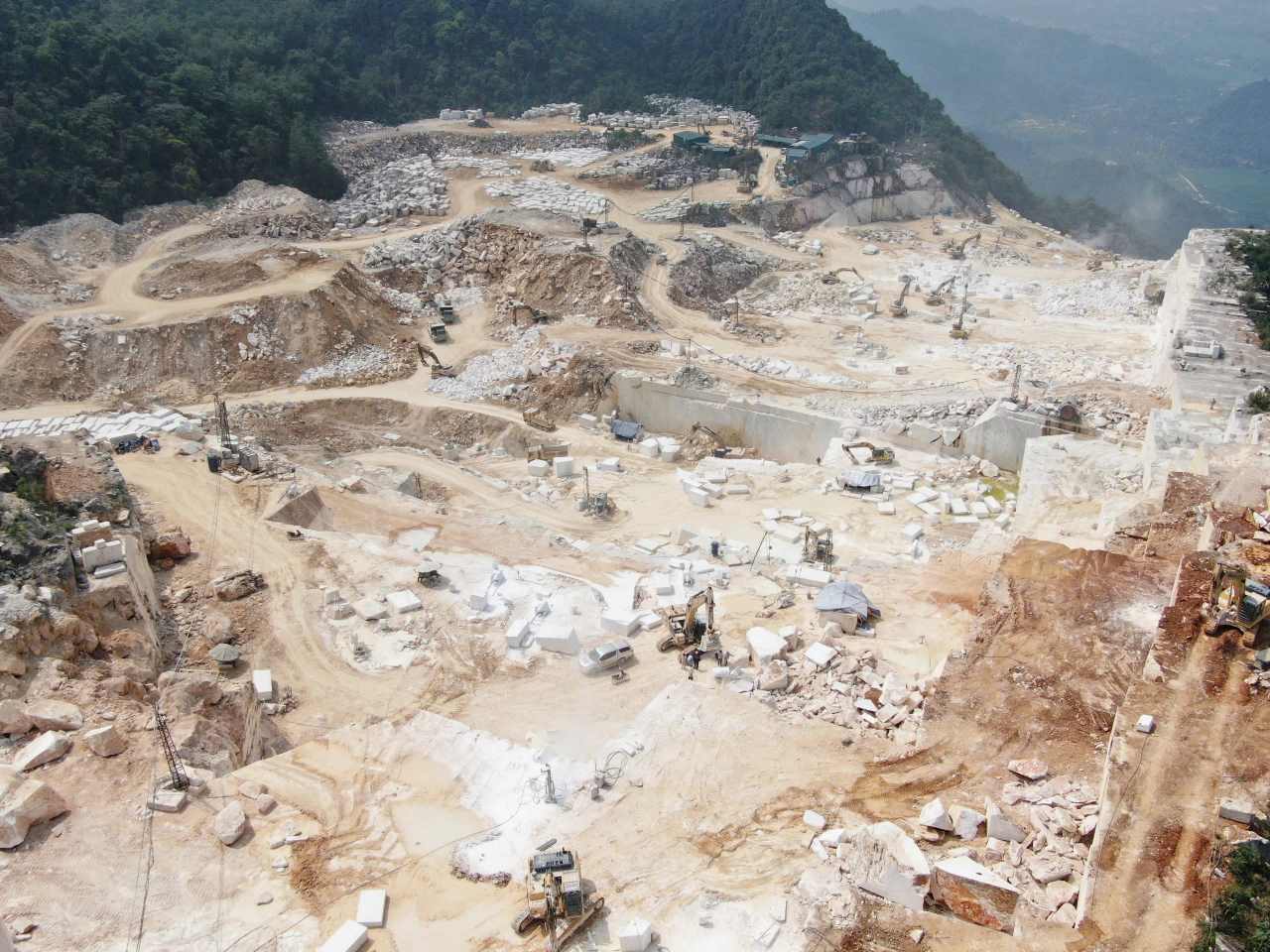 Công ty Đá quý và Vàng Yên Bái bị đình chỉ hoạt động, phạt 600 triệu đồng