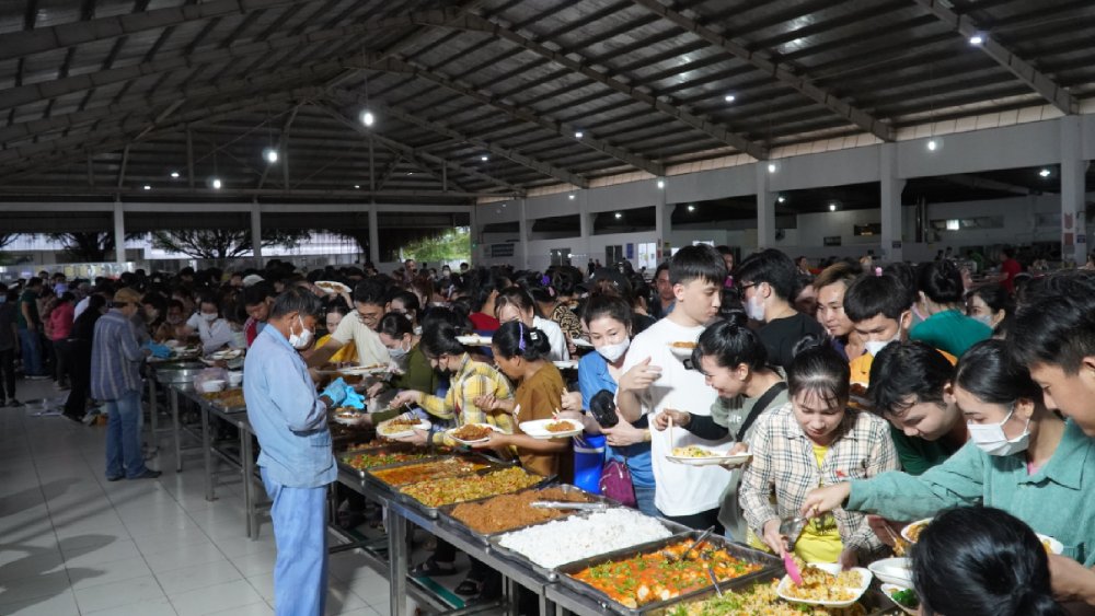 1.000 suất ăn tự chọn chay miễn phí dành cho công nhân. Ảnh: Xuân Nhi