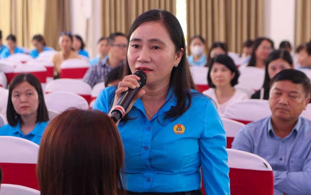 Dai dien doan vien, nguoi lao dong phat bieu y kien tai buoi doi thoai. Anh: Nguyen Luan