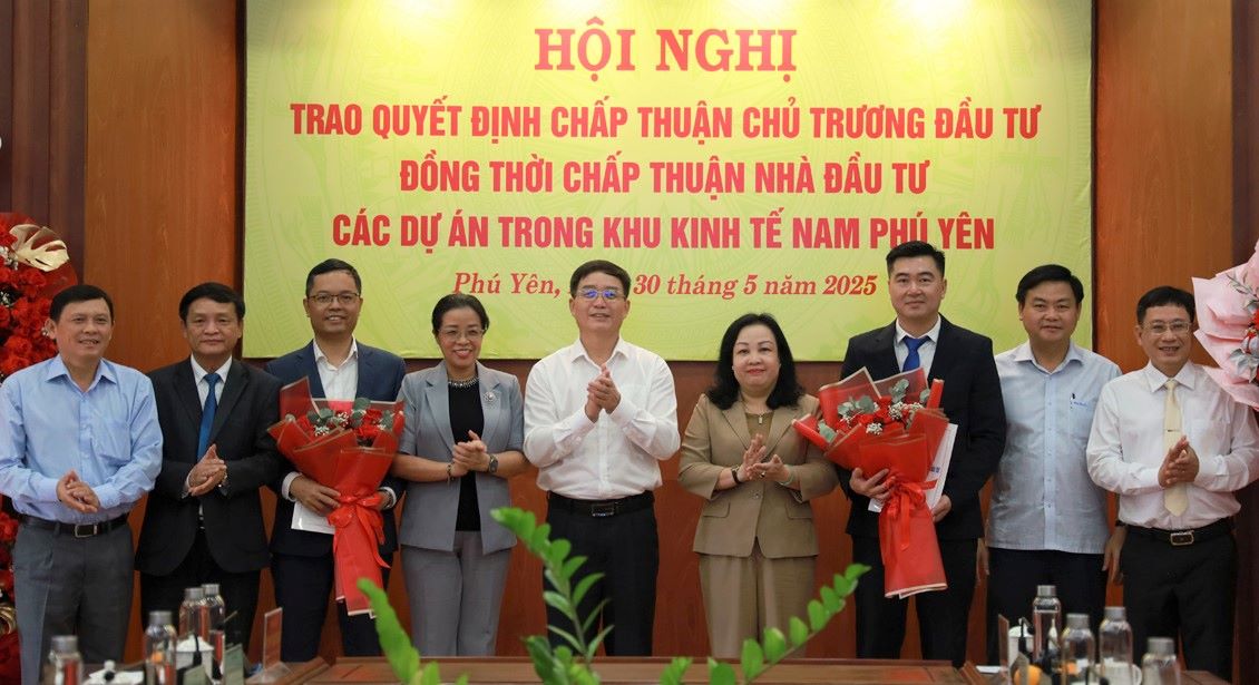 Ba Cao Thi Hoa An - Bi thu Tinh uy Phu Yen tang hoa chuc mung cac nha dau tu. Anh: My Hoa