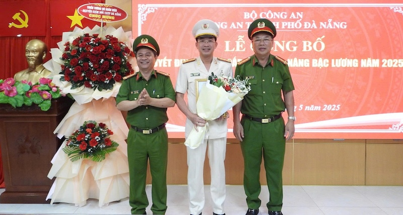Promotion for many Da Nang City Police officers. Photo: Ho Giap