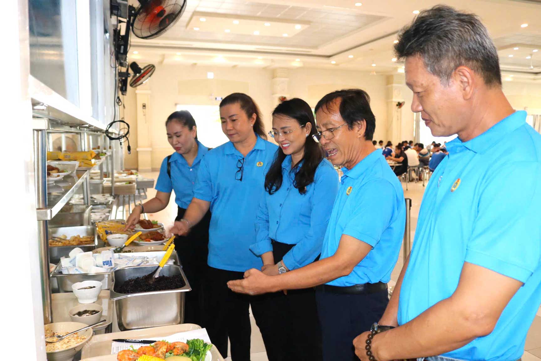 Chủ tịch LĐLĐ TP Cần Thơ Lê Thị Sương Mai (thứ 3, từ phải sang) thăm bếp ăn của công ty. Ảnh: LĐLĐ TP Cần Thơ