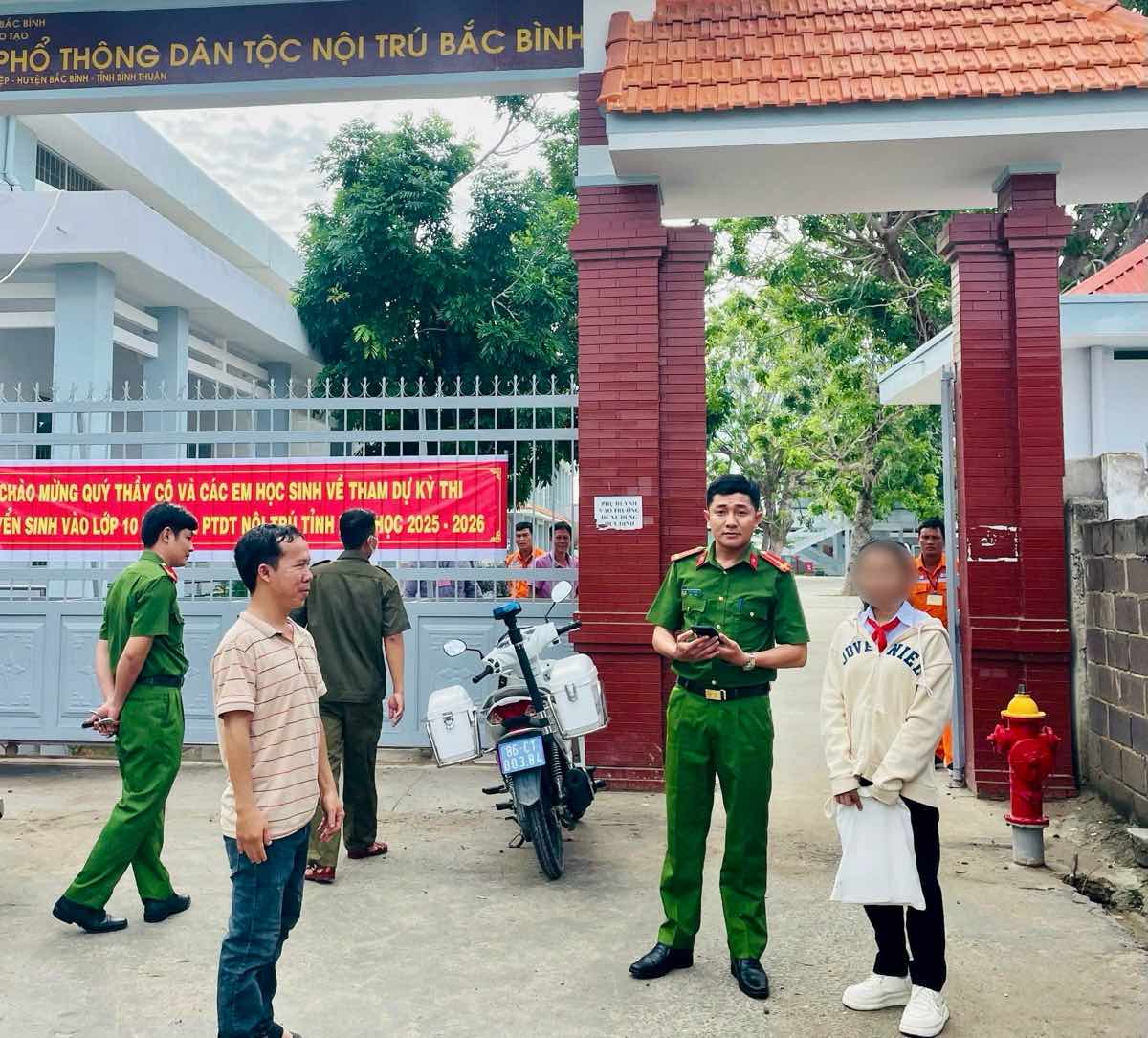 Em hoc sinh di nham diem thi tuyen sinh lop 10 duoc cong an ho tro dua den dung diem thi kip thoi. Anh: Cong an