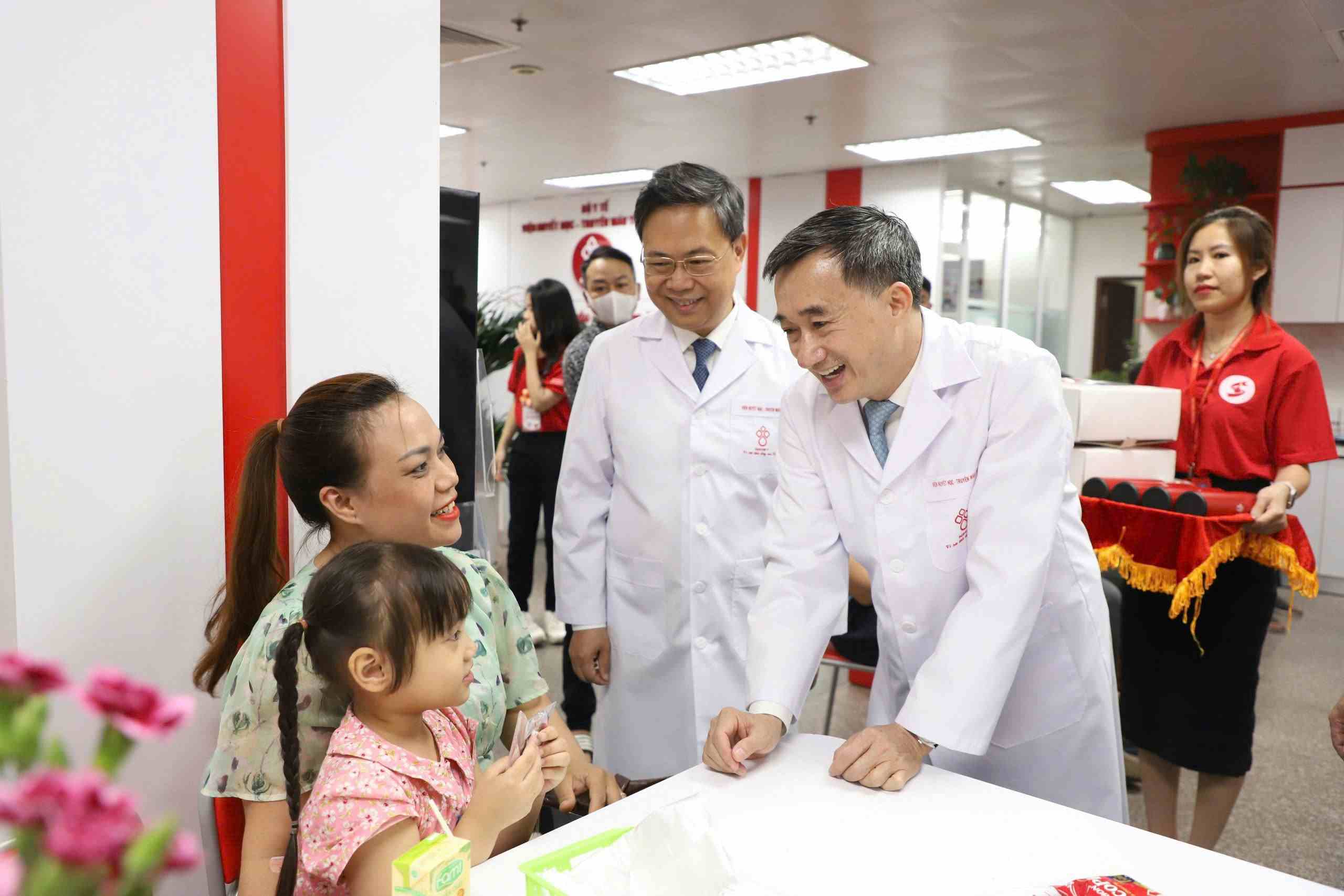 Deputy Minister of Health Tran Van Thuan encouraged and thanked the blood and platelets donors at the National Institute of Hematology and Blood Transfusion within the framework of the opening ceremony of the National Red Journey. Photo: Gia Thang