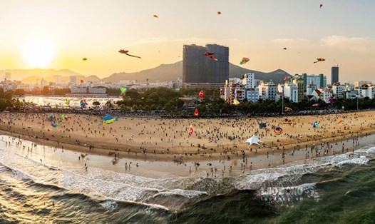 Biển Quy Nhơn (Bình Định) thu hút đông đảo du khách vào mùa cao điểm du lịch. Ảnh: Dũng Nhân