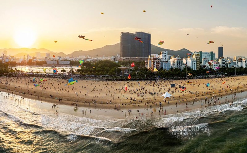 Quy Nhon beach (Binh Dinh) attracts a large number of tourists during the peak tourist season. Photo: Dung Nhan