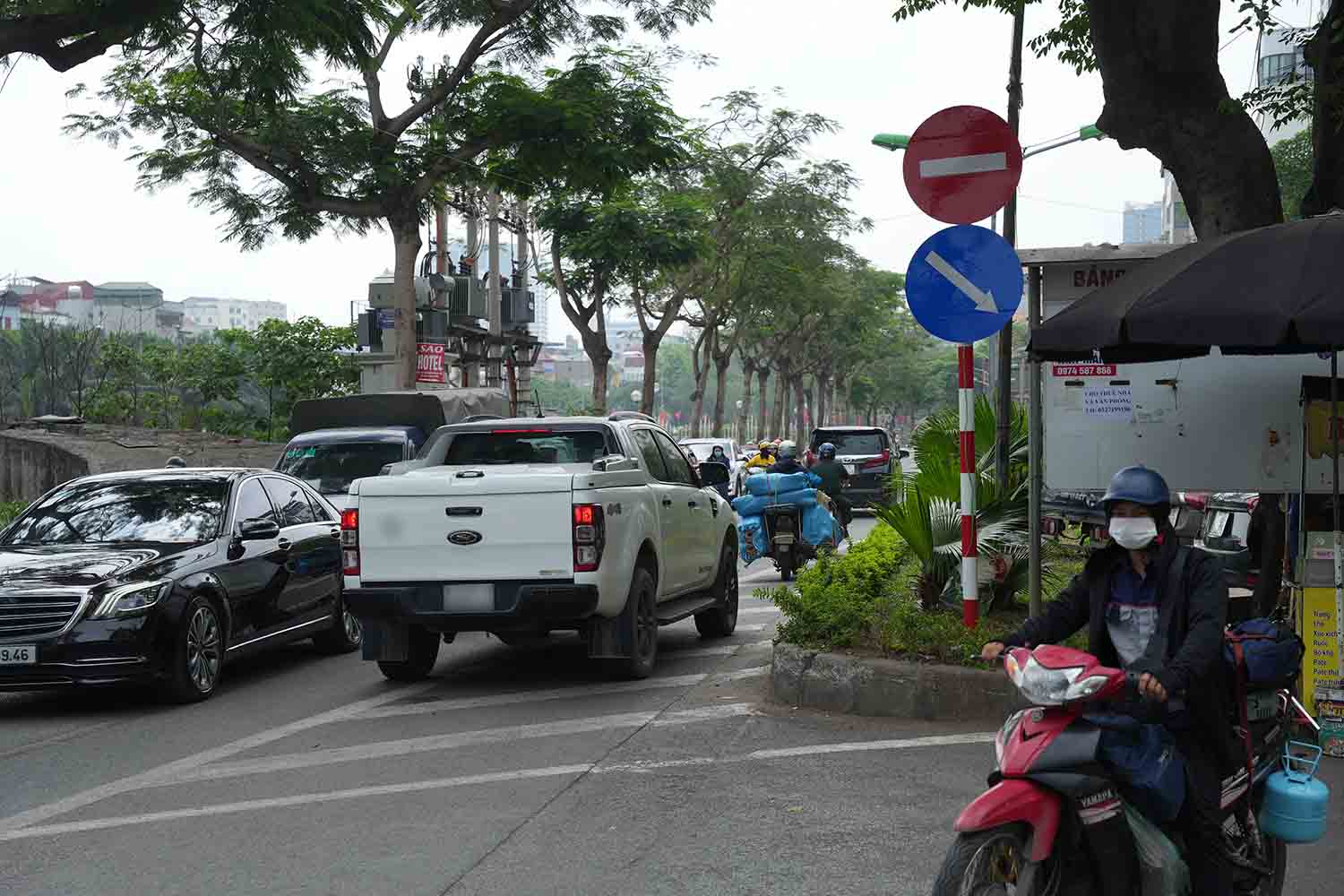 El vehiculo va en la direccion opuesta a la calle Nguyen Ngoc vu (Distrito Hoan Kiem, Hanoi. Foto: Huu Chanh Chanh