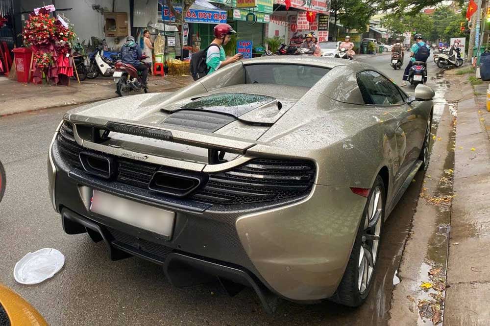 Can canh chiec xe nhin tu phia sau. Anh: Do Hai Nam