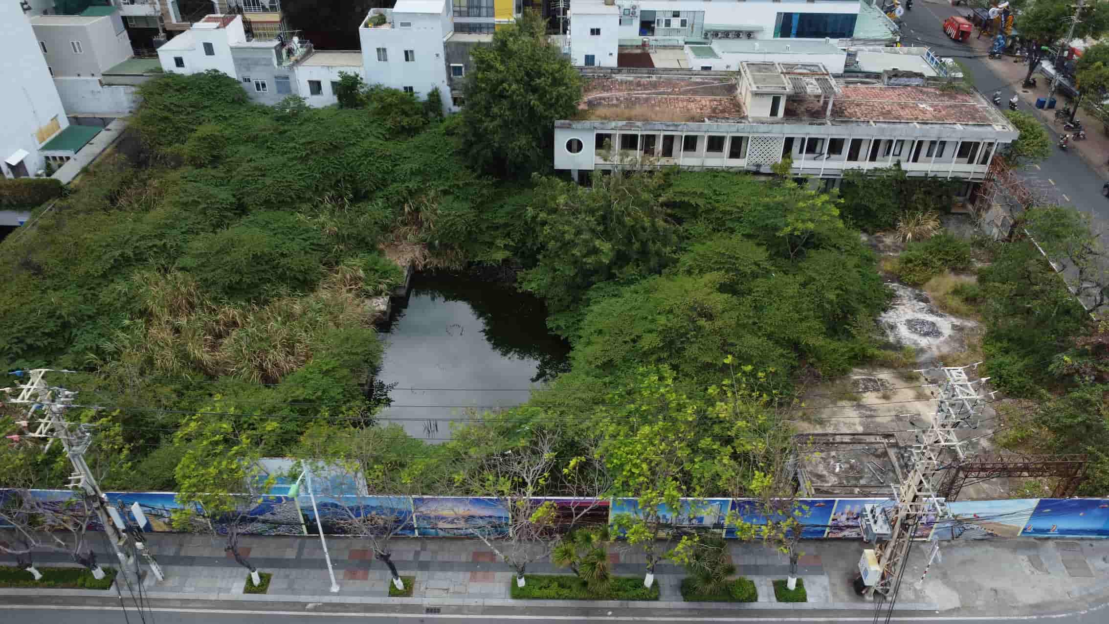 El area terrestre 48-48A Tran Phu se encuentra en el medio del vibrante centro de la ciudad de Nha Trang pero muchos años de abandono. Foto: Huu Long