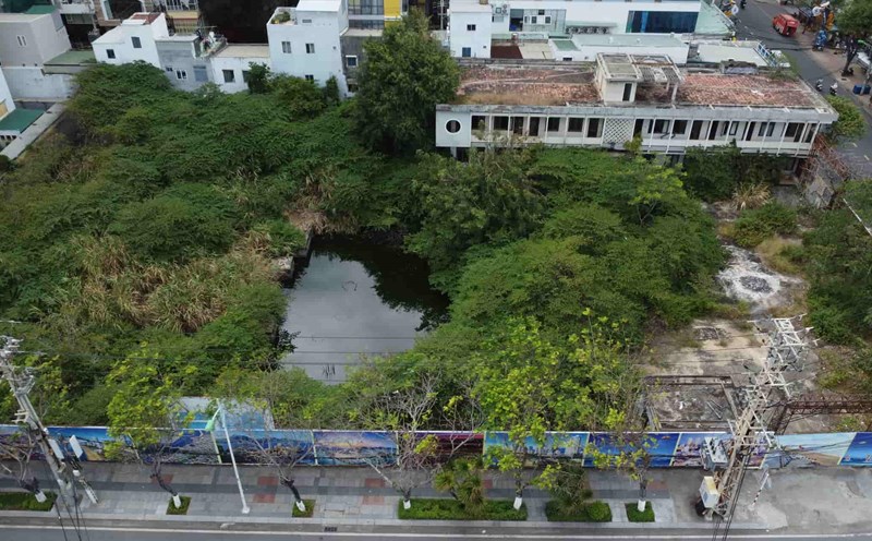 The land at 48-48A Tran Phu is located in the bustling center of Nha Trang City but has been abandoned for many years. Photo: Huu Long