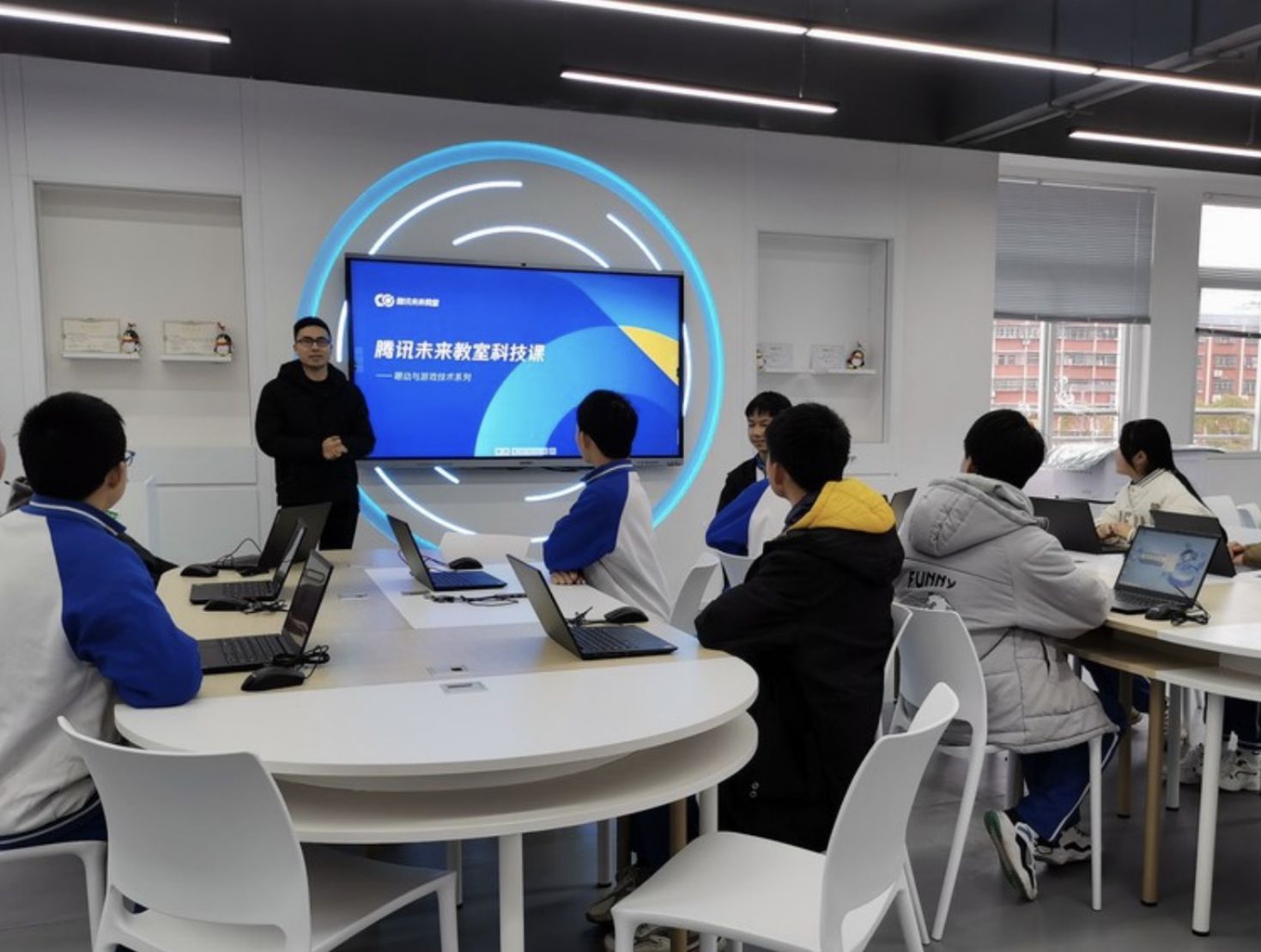 Si no se controla adecuadamente, la IA hara que la educacion de las generaciones sea mas dificil y pasiva que nunca. Foto: Xinhua