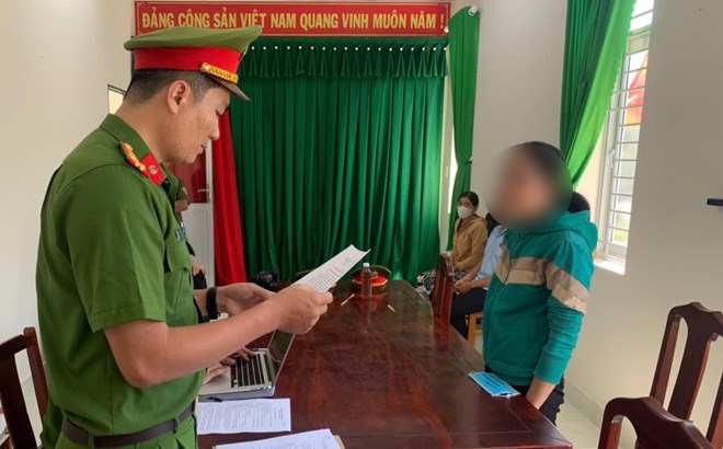 The Investigation Police Agency executed an arrest warrant in Ben Tre to investigate the act of embezzlement of property. Photo: Ben Tre Provincial Police