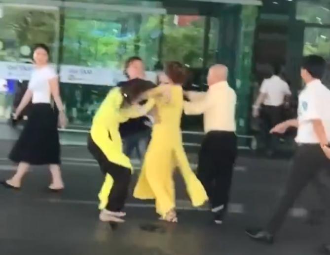 2 nữ nhân viên đánh nhau trước sân bay Phú Quốc đã bị xử lý kỷ luật. Ảnh cắt từ video