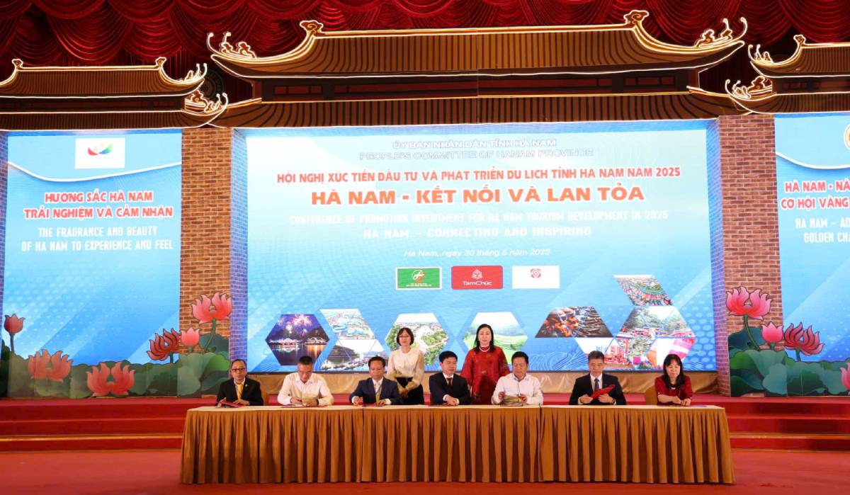The People's Committee of Ha Nam province signed a cooperation agreement on tourism development with partners. Photo: Le Phu