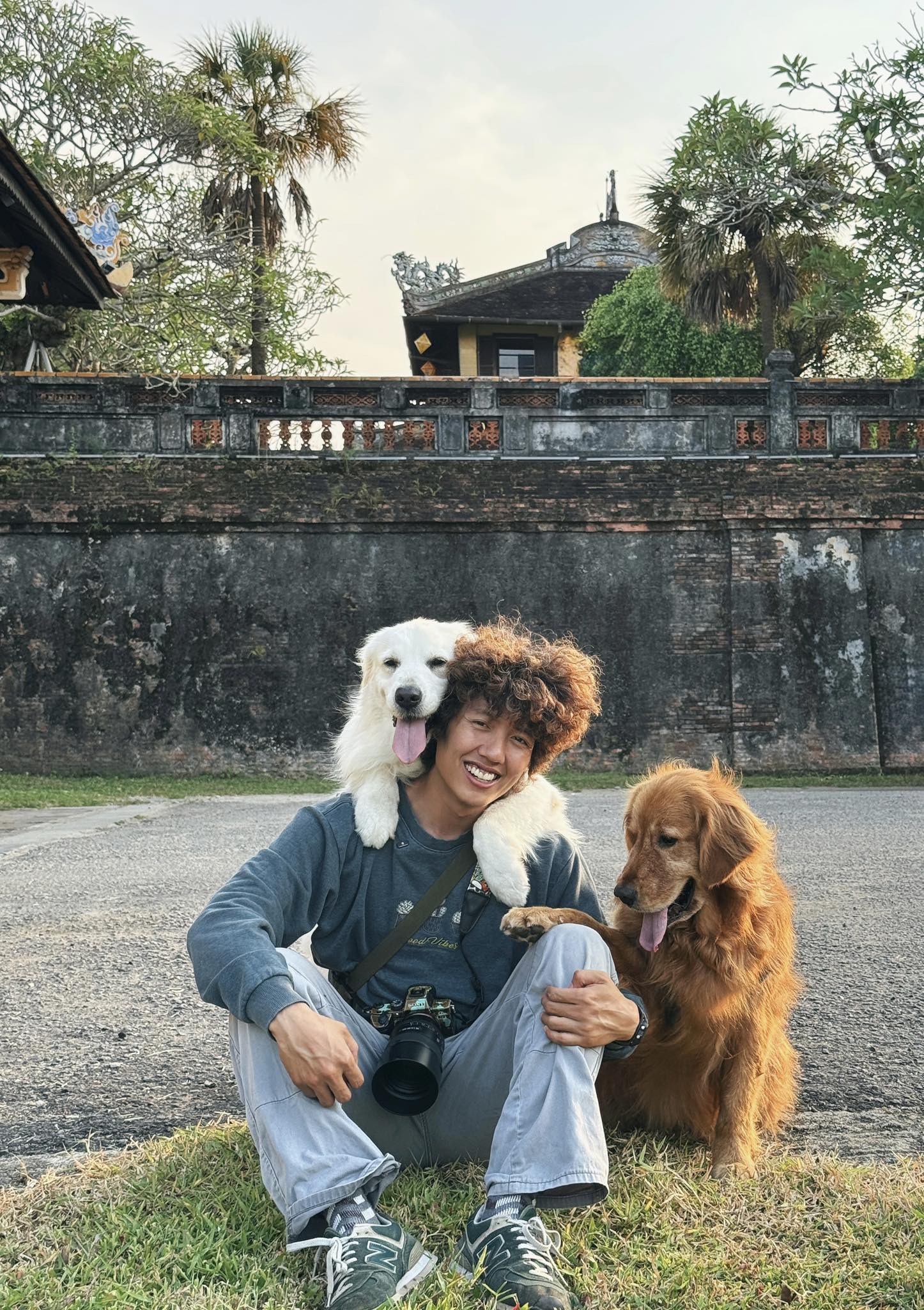 Binh va hai chu cho dung chan o Kinh thanh Hue. Anh: Binh Bong Bup