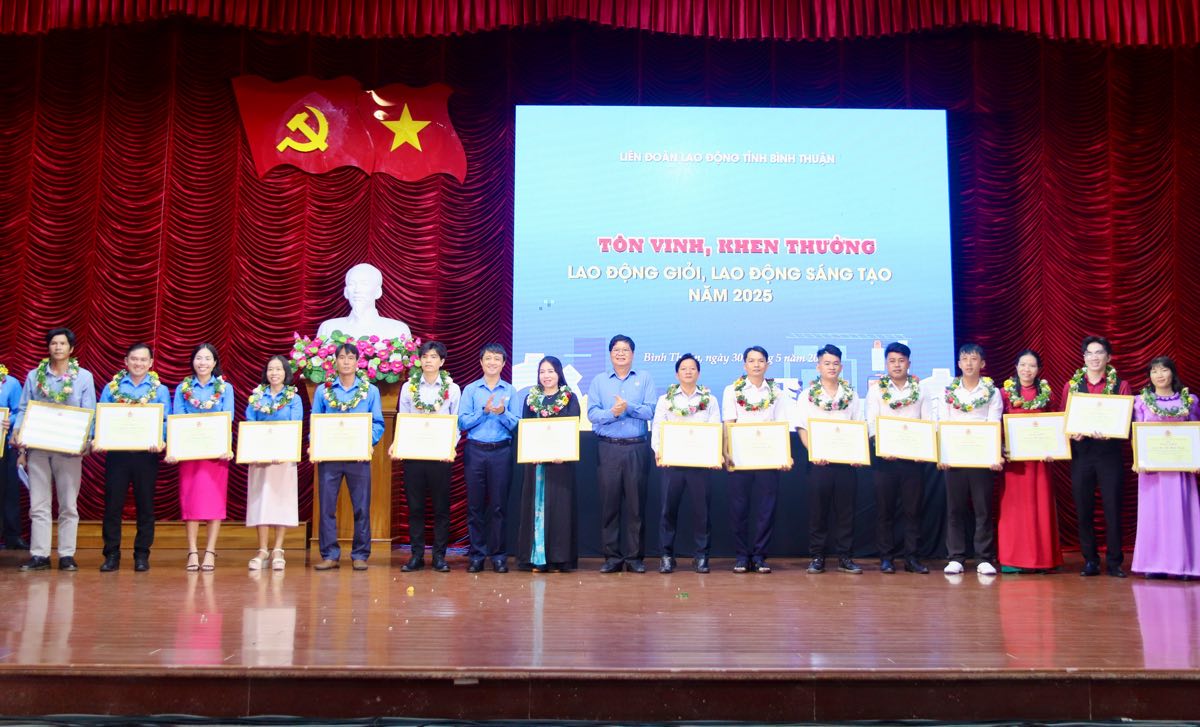 Cac cong nhan, lao dong xuat sac trong phong trao “Lao dong gioi – Lao dong sang tao”. Anh: Duy Tuan