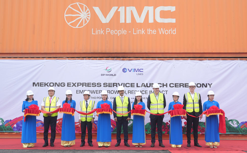 The first shipment of Mekong Express' new coastal transport route has arrived at the port, marking the event with an official launching ceremony. Photo: Provided by the enterprise