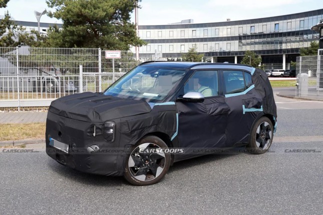 Nguyen mau chiec xe Kia EV2 xuat hien tren duong thu. Anh: Carscoops