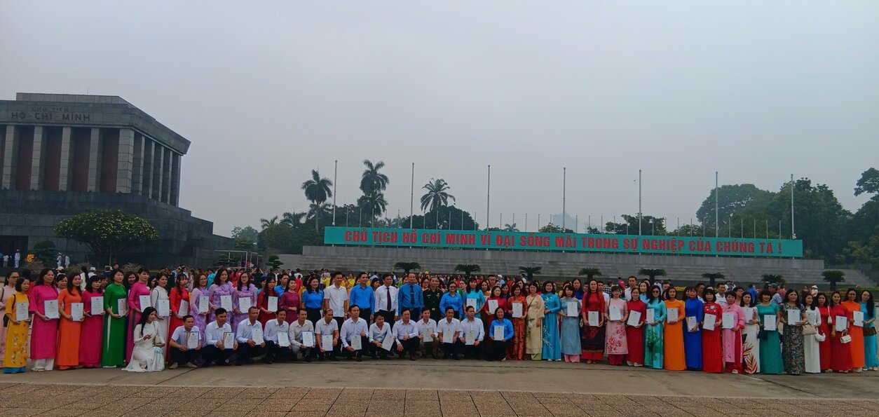 103 familias de trabajadores y empleados lograron el titulo de "familia tipica" y 36 trabajadores alcanzaron el titulo de "buen trabajador" a nivel de distrito por la Federacion Laboral del Distrito Tri para recompensar al Mausoleo del Tio Ho. Foto: Hai Yen