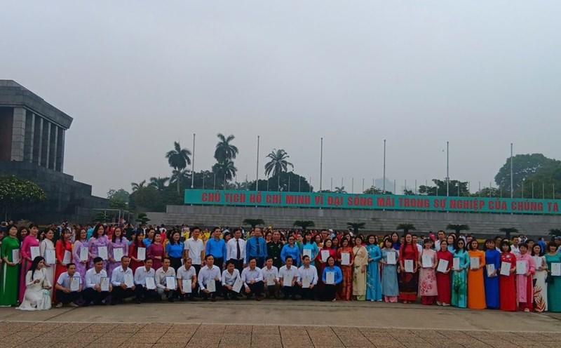 103 families of workers and civil servants achieved the title of "Outstanding Family" and 36 workers achieved the title of "Good Worker" at the district level were awarded by the Thanh Tri District Labor Federation at Uncle Ho's Mausoleum. Photo: Hai Yen