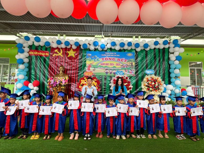 Los niños en el jardin de infantes fronterizos recibieron el premio en la ceremonia de cierre. Foto: Hong Tham