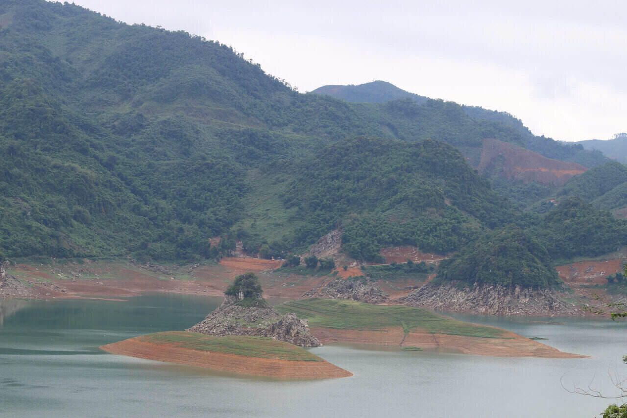 A rare phenomenon in the dry season in the middle of Hoa Binh Lake. Photo: Dang Tinh