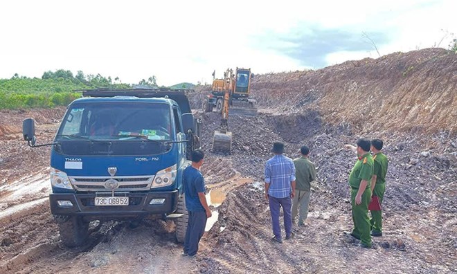 Phát hiện vụ khai thác, vận chuyển đất trái phép ở Quảng Bình