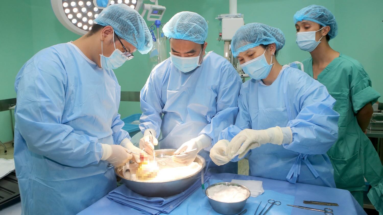 Doctors performed the heart transplant. Photo: Lan Huong.