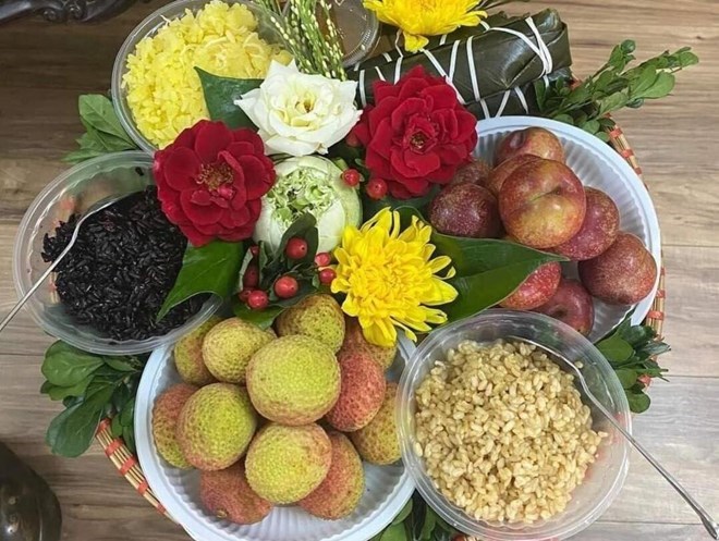 Doan Ngo Tet offering tray usually has many types of fruits and sticky rice. Photo: Hai Anh