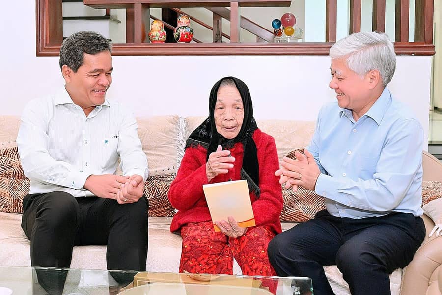 Ông Đỗ Văn Chiến thăm, tặng quà Mẹ Việt Nam Anh hùng ở Gia Lai