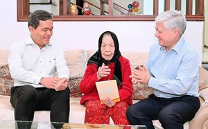 Ông Đỗ Văn Chiến thăm, tặng quà Mẹ Việt Nam Anh hùng ở Gia Lai