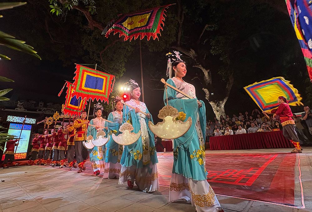 The night tour "The bell of Tran Vu" has just been launched on the night tourism map in Hanoi. Photo: Pham Huyen