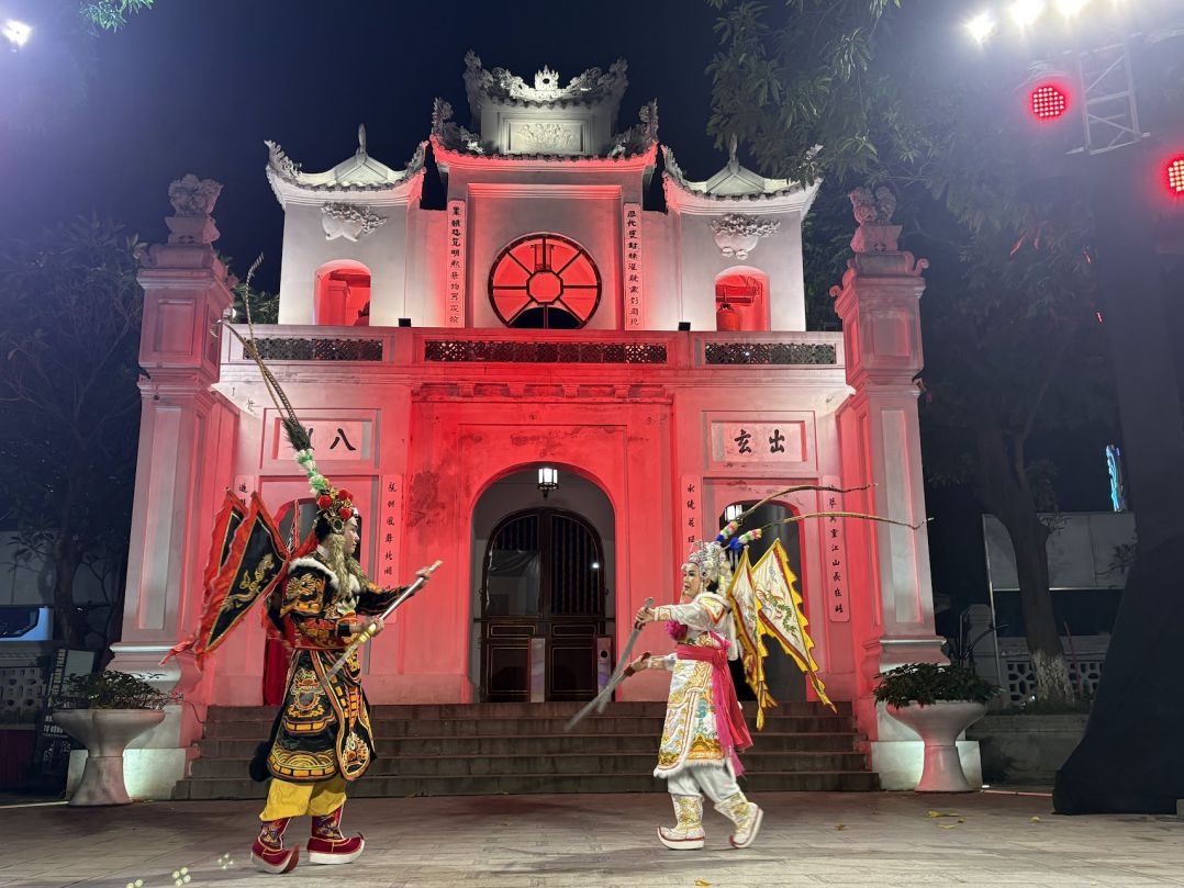 The Meritorious Artist couple represent two typical images of Tuong - Duong vo art in the excerpt of the play " Vo Tam Tu" performed at Quan Thanh Temple during the night tour. Photo: Pham Huyen