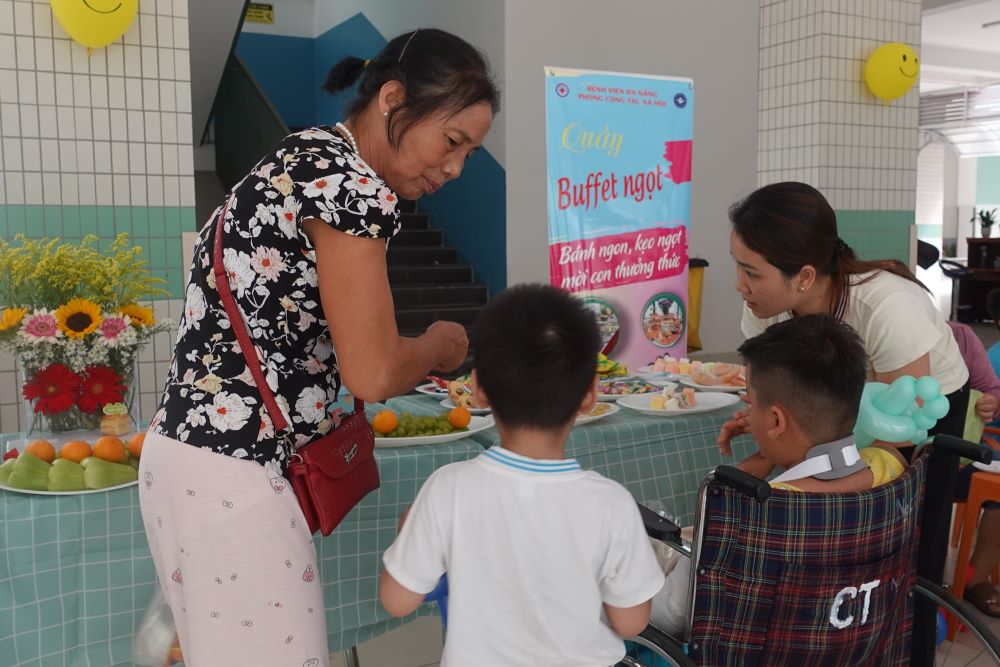 Phu huynh dua con cua minh xuong sanh benh vien cung an banh, choi cac tro choi cung cac ban. Anh: Tran Thi