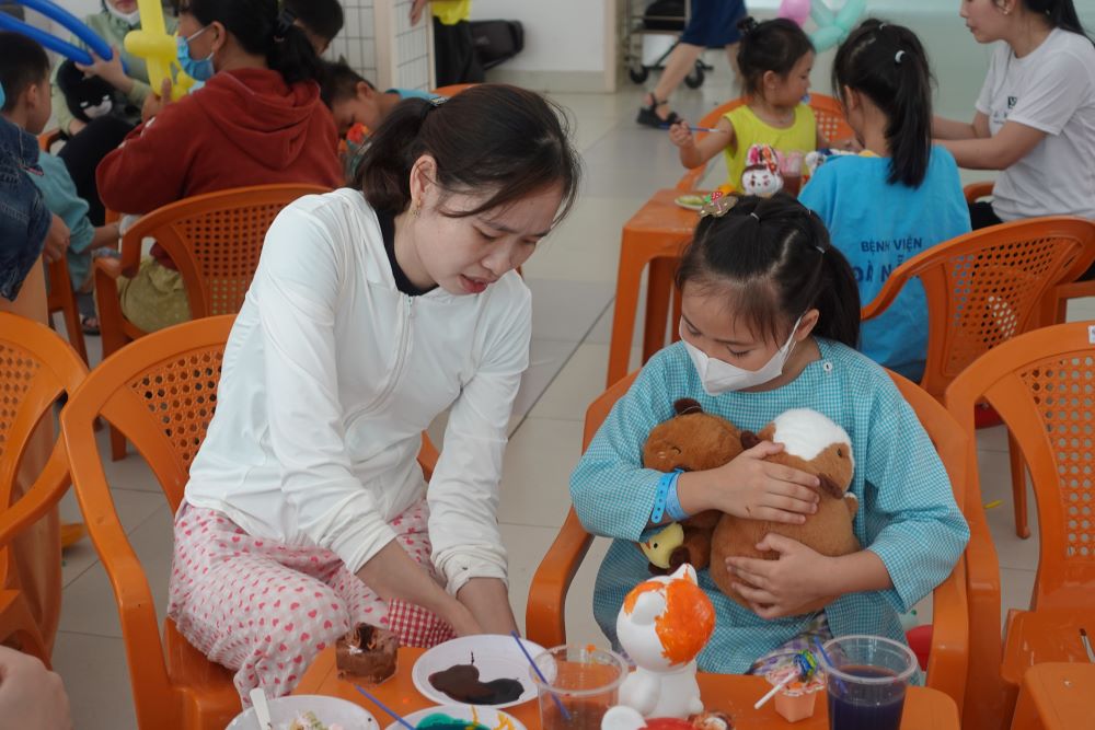 Joy en 1.6 llego temprano con niños en el Hospital Da Nang. Foto: Tran Thi