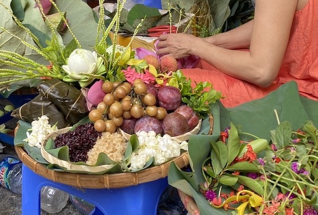 Preparing for the Doan Ngo Tet holiday. Photo: Hoang Xuyen