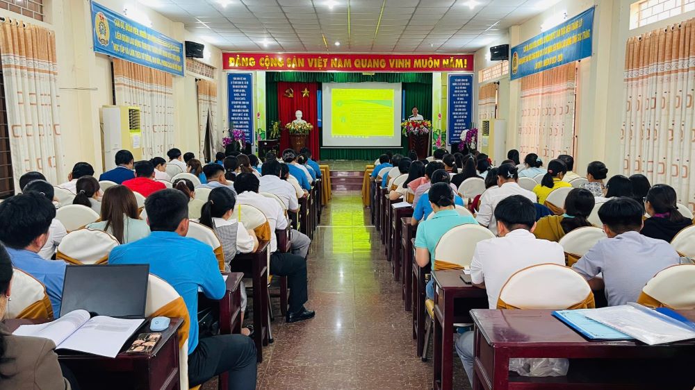 100 dai bieu tham gia tap huan Luat Bao hiem xa hoi. Anh: Anh Khoa
