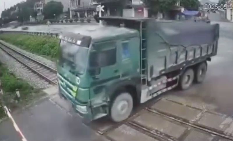 Chiec xe tai co bang qua duong sat khi doan tau sap toi. Anh: Minh Hoang