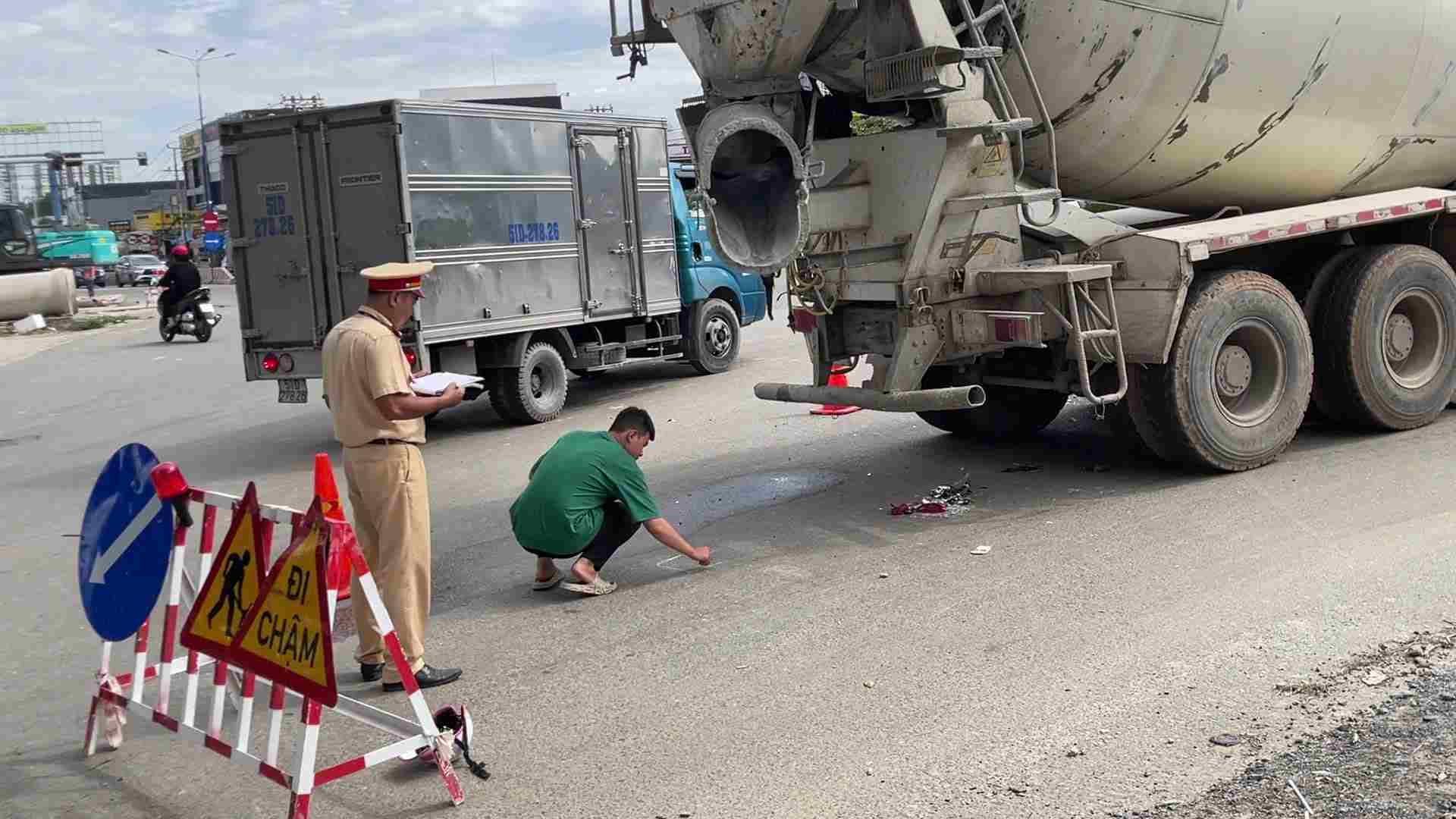 La escena de un accidente de camion tanque con moto hizo que la niña muriera. Foto: Dinh Trong
