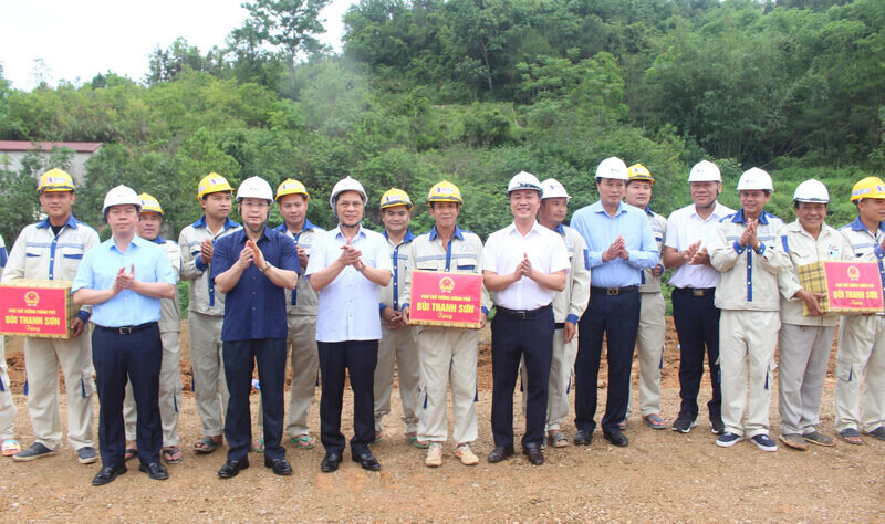 Phó Thủ tướng Bùi Thanh Sơn tặng quà, động viên người lao động tại công trường thi công cao tốc Đồng Đăng - Trà Lĩnh. Ảnh: Thương Nguyễn