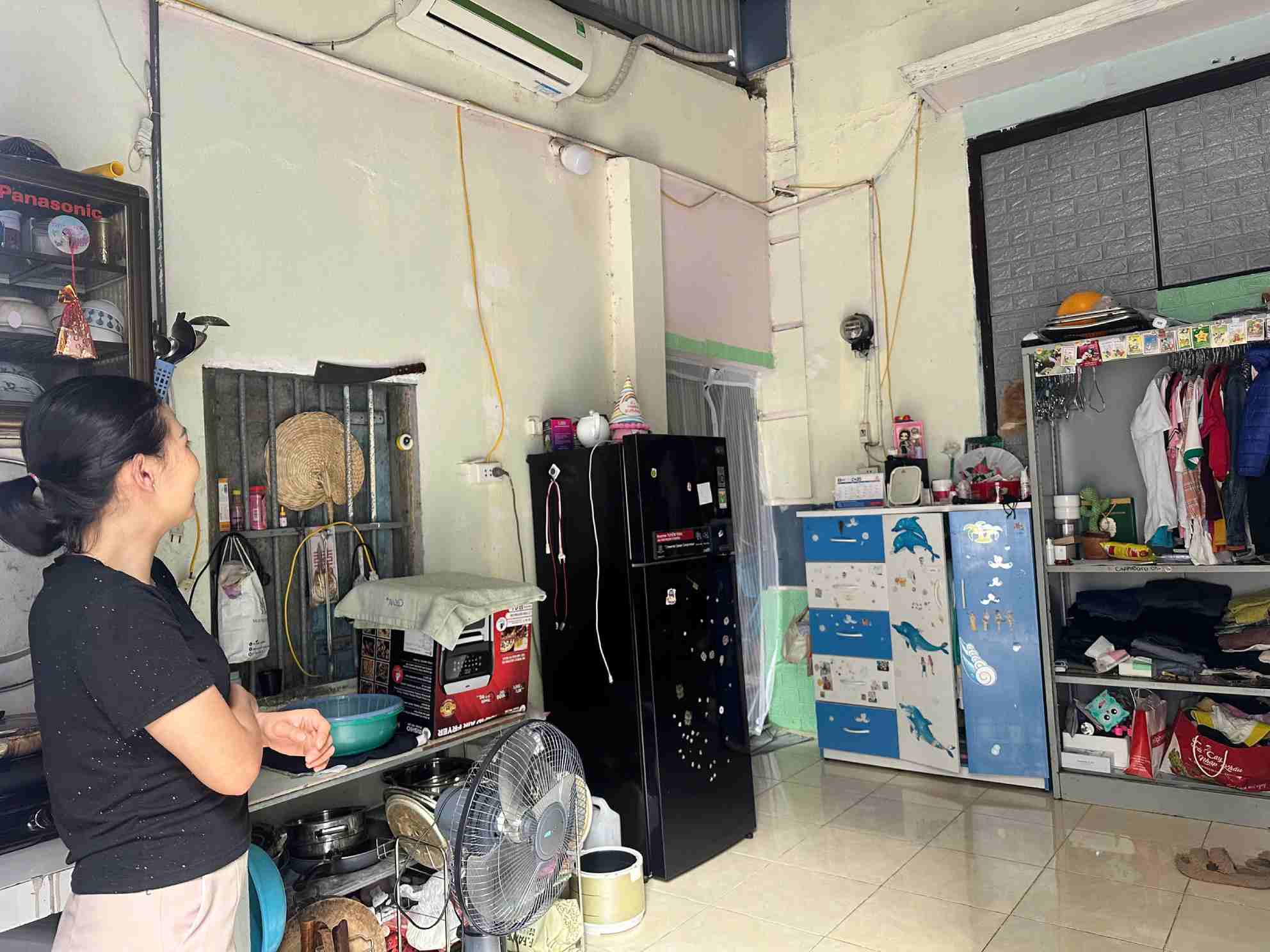 Since the children had a summer vacation, Ms. Pham Thi Thao and her husband took turns taking advantage of the afternoon to go back to the rented room to feed them and then went to work. Photo: Quynh Chi