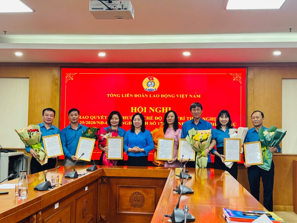 Sra. Thai Thu Xuong - Vicepresidente permanente de la Confederacion General de Trabajo de Vietnam, jefe de la Agencia General, otorgo la decision de retirarse antes de la edad de hasta 5 funcionarios y decidio retirarse hasta 2 funcionarios. Foto: Quang colgo
